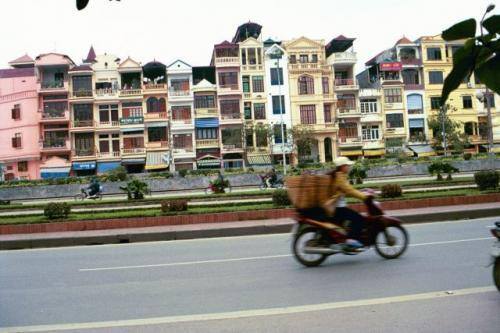 Fot. M. Kij: Ulice Hanoi są w dobrym stanie, bez dziur. Domy nie mają zbyt wielu kondygnacji, ale każde piętro jest wysokie. W ten sposób łatwiej utrzymać