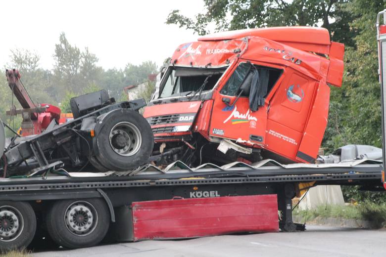 Wypadek ciężarówki w Chruszczobrodzie. To cud, że kierowca wyszedł z opresji tylko z nielicznymi obrażeniami