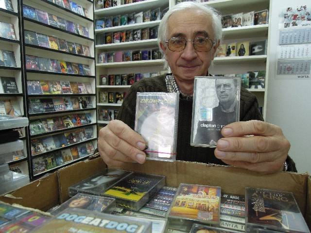 Jerzy Stępkowski ze sklepu muzycznego w centrum Łodzi potwierdza, że kasety magnetofonowe dobrze się sprzedają.