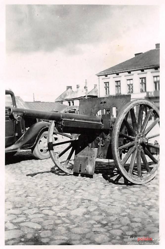 wrzesień 1939, Rynek w Skierniewicach. Na zdjęciu armata polowa Schneider wz 1897.