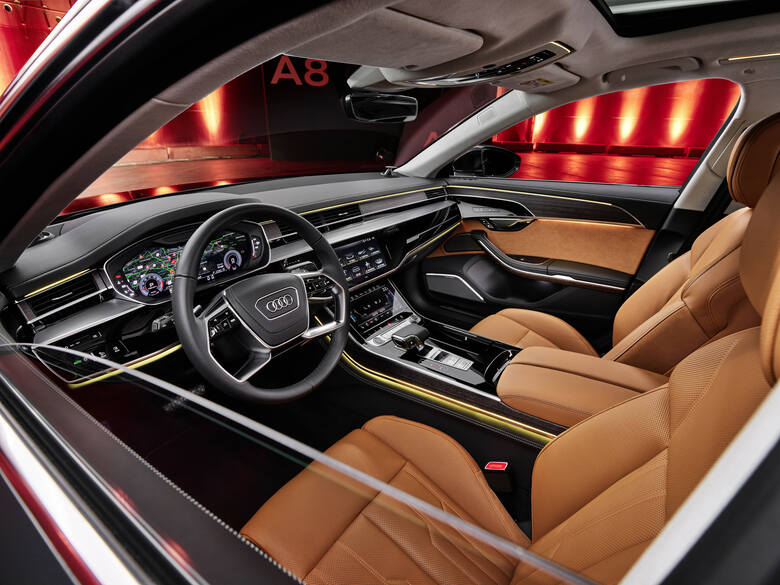 Audi A8 Wyostrzony design, szczególnie w przedniej i tylnej części pojazdu i nowe rozwiązania techniczne ito cechy flagowego okrętu segmentu premium