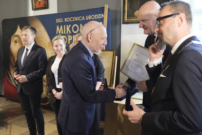 Toruńscy radni przenieśli się w czwartek do Sali Mieszczańskiej, gdzie wspólnie z zaproszonymi gośćmi celebrowali 550-lecie urodzin Mikołaja Kopernika. Goście najbardziej zasłużeni w pielęgnowaniu pamięci o wielkim astronomie, otrzymali okolicznościowe medale.