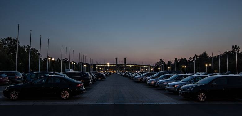 Jedziesz na mecz samochodem? Nie masz się czym martwić! Pod samym Olympiastadion znajduje się wielki darmowy parking.