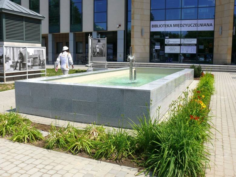 Zgodnie z planem zaakceptowanym przez unijne instytucje, w miejsce ukwieconego klombu przed Biblioteką Międzyuczelnianą powstała fontanna, która uruchomiona