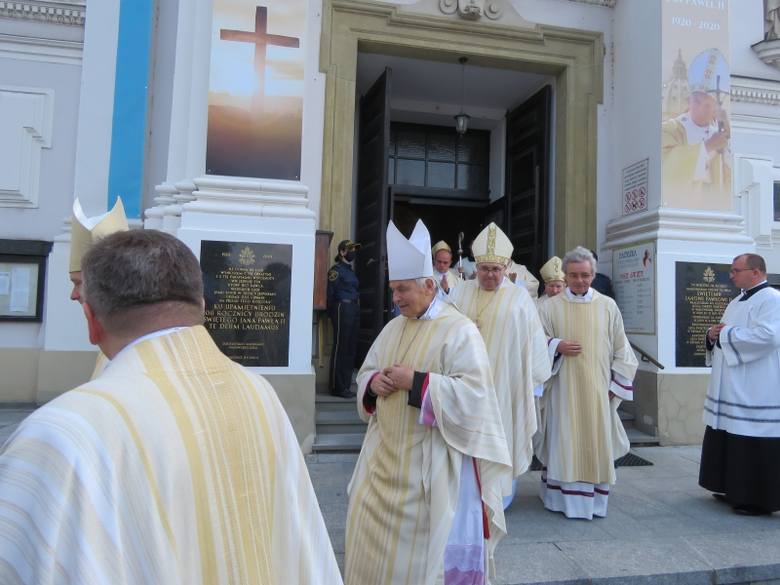 Setna rocznica urodzin Jana Pawła II w Wadowicach. Wierni zgromadzili się przed bazyliką. Musiała wkroczyć policja. Początkowo ludzie starali się trzymać