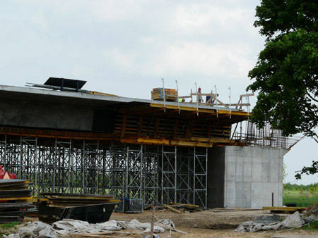 Zaledwie kilku robotników pracowało wczoraj przy budowie wiaduktu, którym droga Stryków- Brzeziny ma przejść nad A2.