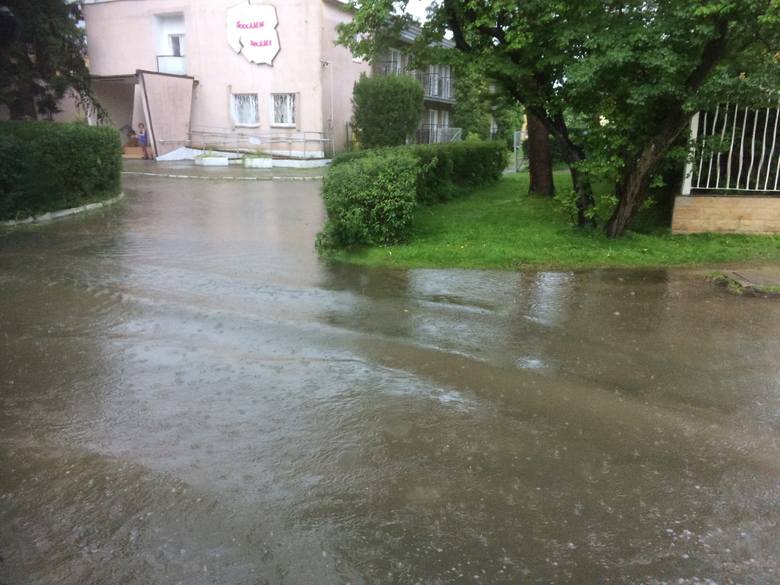 We wtorek w godzinach porannych nad naszym regionem przeszła ogromna ulewa. Trudna sytuacja jest m.in. w Sarbinowie, gdzie doszło do licznych podtopień. Strażacy wypompowują wodę z zalanych ulic i posesji. Zdjęcia otrzymaliśmy od naszego Internauty na alarm@gk24.pl<br /> <br /> W strefie...