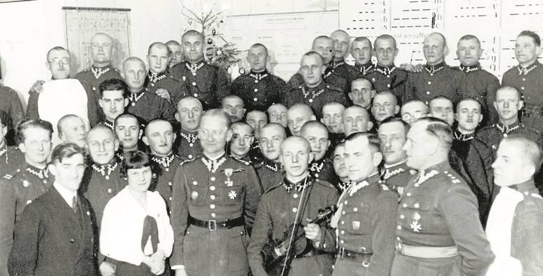 Bydgoszczanin Brunon Gonsierowski (w drugim rzędzie od góry, piąty od lewej) podczas Wigilii w 4. Pułku Lotniczym w Toruniu - 1931 rok.