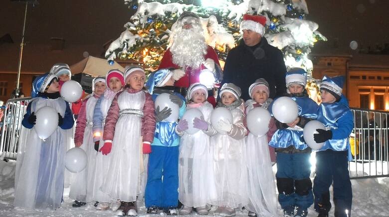 Na Rynku w Oświęcimiu święty Mikołaj spotkał się z dziećmi i wręczał im prezenty