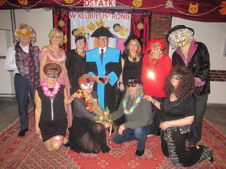 Klub Seniora Ustronie zorganizował spotkanie ostatkowe. We wtorek, 5 marca, członkowie klubu pożegnali karnawał muzyką i tańcami. Ponieważ przybyło wielu „przebierańców”, spotkanie przekształciło się w bal maskowy.
