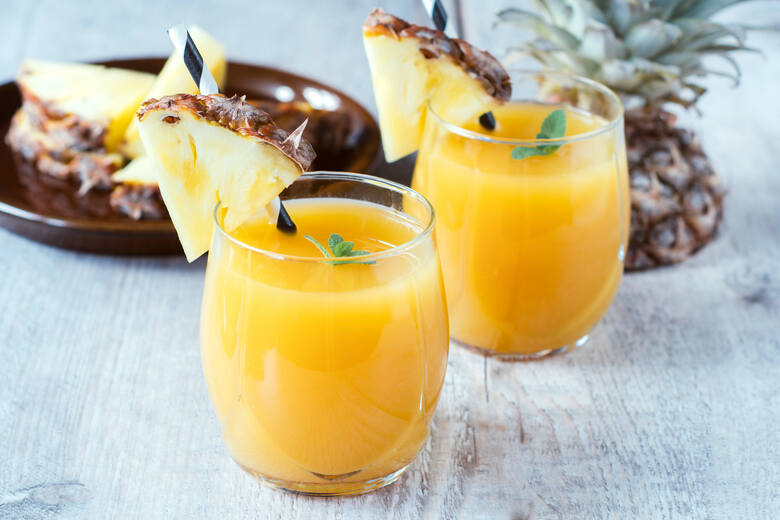 Woda ananasowa w szklankach