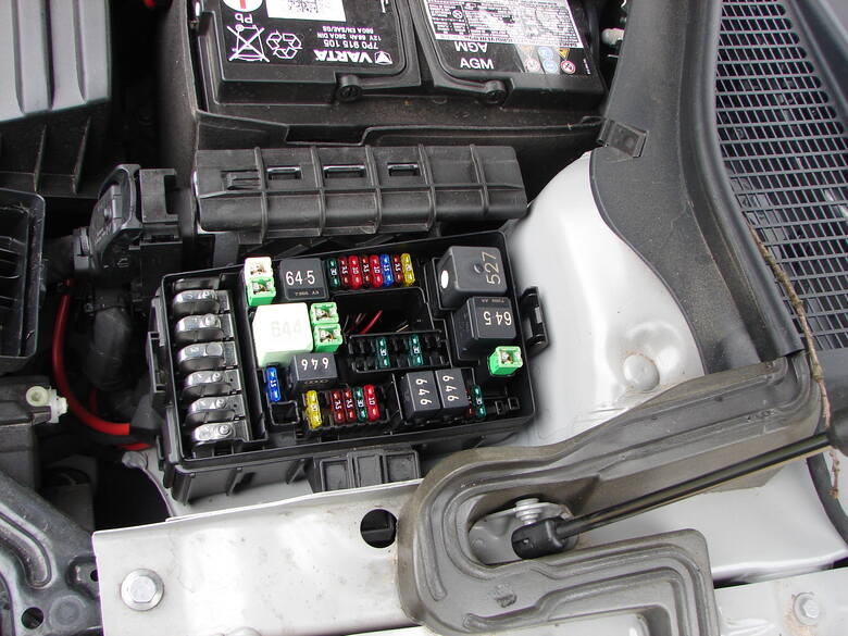 Skrzynka z bezpiecznikami najczęściej umieszczona jest w komorze silnika blisko akumulatora i/lub wewnątrz auta w okolicy deski rozdzielczej.Fot. Mark