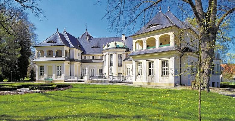 Pałac w Bagnie od lat jest własnością Zgromadzenia Salwatorianów i właściwie pełni dziś funkcję klasztoru.