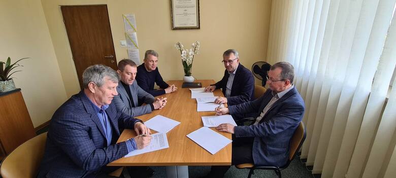 Umowę z wykonawcą podpisał starosta pińczowski Zbigniew Kierkowski, w obecności kierownictwa Powiatowego Zarządu Dróg w Pińczowie