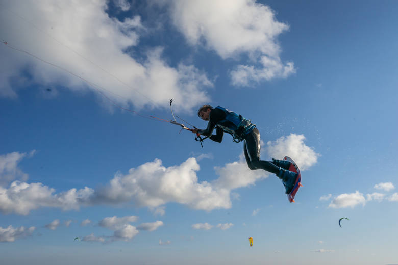 Kitesurfing – na czym polega? Czy to sport dla ciebie?