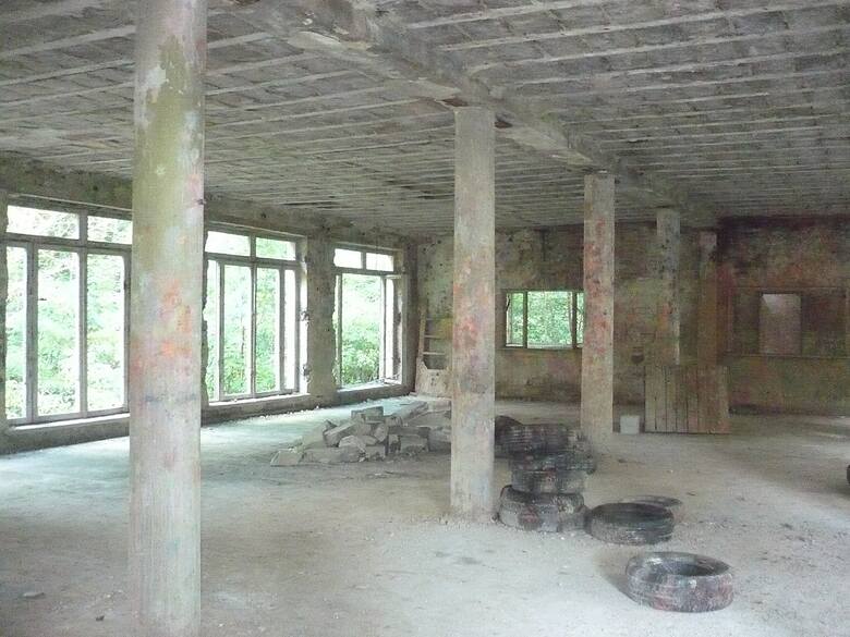 Pusta sala w ruinach Zofiówki