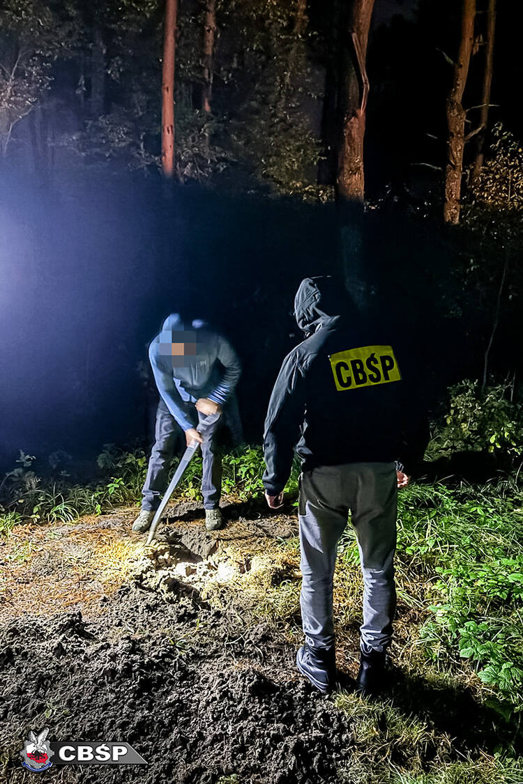 Policjanci podczas odkrywania leśnych skrytek
