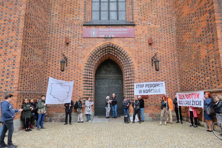 "Zły dotyk boli cale życie" - taki transparent nieśli w Poznaniu uczestnicy demonstracji "Ręce precz od Dzieci", która przypominała o problemie pedofilii w Kościele.<br /> <strong>Przejdź do kolejnego zdjęcia ---></strong><br /> 