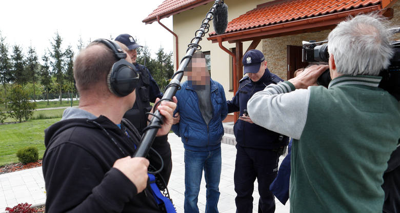 Policjanci założyli kajdanki zaskoczonemu panu Wojciechowi w obecności jego rodziny i ekipy programu TVP Elżbiety Jaworowicz „Sprawa dla reportera” <br /> 