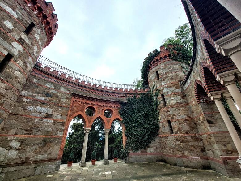 Pałac Marianny Orańskiej można zwiedzać tylko z przewodnikiem, codziennie od godziny 10 do 17.