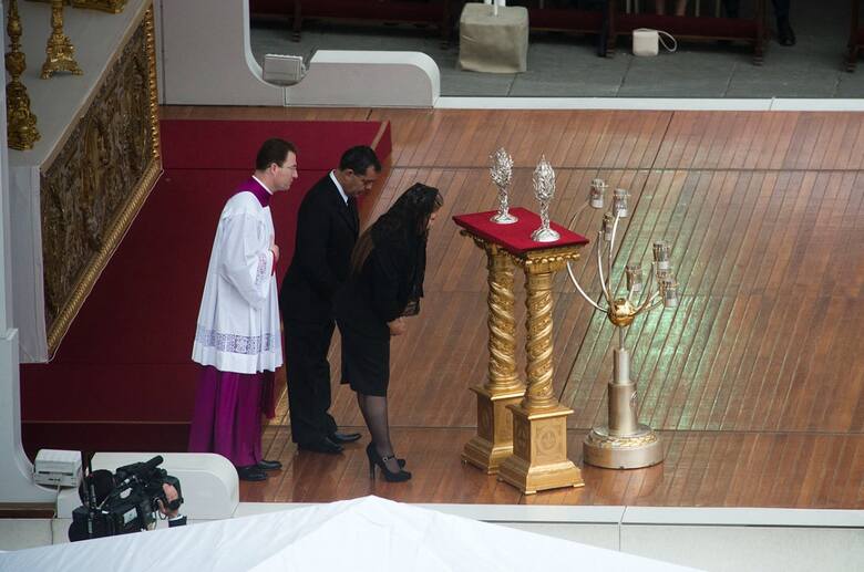 Floribeth Mora Diaz oddająca hołd relikwii św. Jana Pawła II.