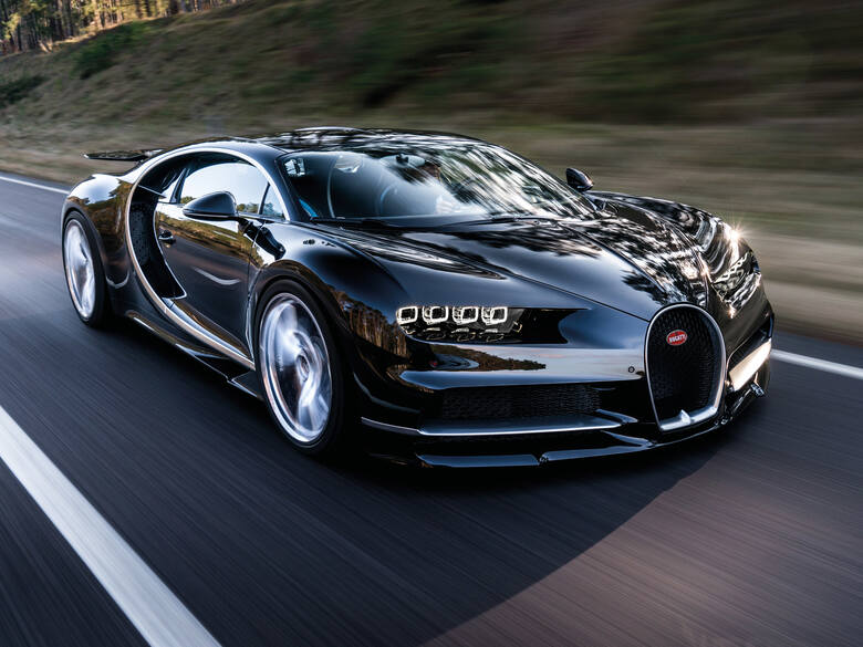 Bugatti ChironBugatti Chiron przyspiesza od 0 do 100 km/h w czasie 2,5 s. Warto dodać, że prędkość 200 km/h jest osiągana w zaledwie 6,5 s od startu,
