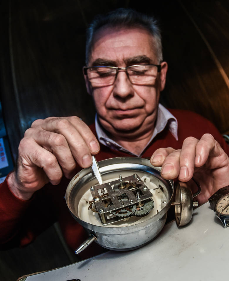 Adam Kruczyński od 31 lat prowadzi zakład przy Gdańskiej. Trafiają do niego budziki, zegarki kieszonkowe i te nowoczesne.