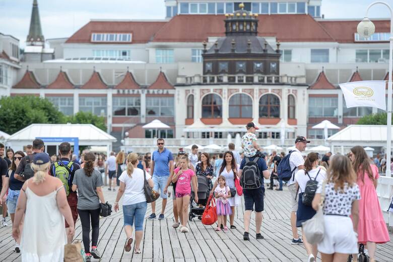 Ceny wakacji nad Bałtykiem bywają wysokie, bo turyści przyjeżdżają tłumnie do kilku ulubionych kurortów, co winduje koszty noclegu. Do tego sezon jest