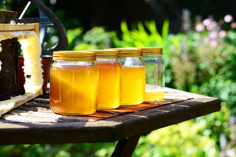 Le miel est un fluide naturel fabriqué par les abeilles à partir du nectar des fleurs.  Il existe de nombreux types de ce produit, selon le type de fleur,