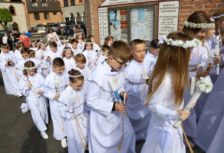 Uroczystość Pierwszej Komunii Świętej uczniów Szkoły Podstawowej nr 16 odbyła się w kościele pod wezwaniem Najświętszego Ciała i Krwi Chrystusa przy
