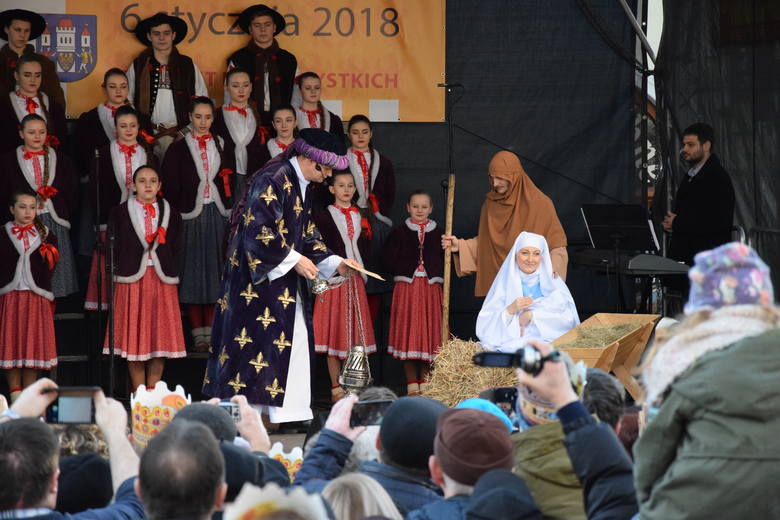 Para prezydencka Agata i Andrzej Duda maszerowała w sobotę w skoczowskim Orszaku Trzech Króli