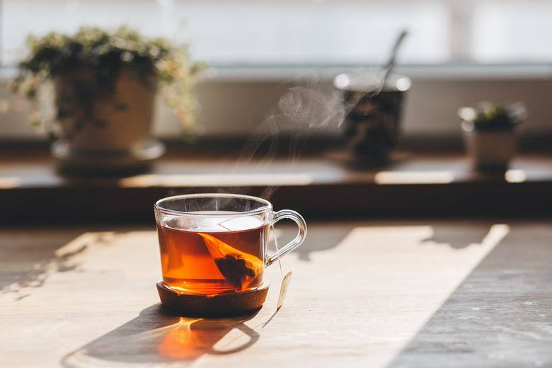<strong>3. Masz zgagę</strong><br /> Zawarta w herbacie kofeina może powodować zgagę i zaostrzać refluks żołądka. Jeśli zauważysz bezpośredni związek między spożyciem herbaty a zgagą, lepiej zmniejsz jej spożycie.