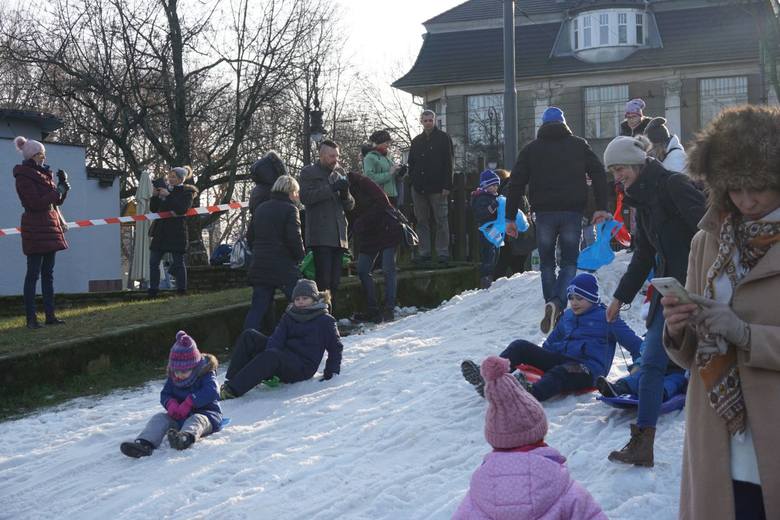 W parku Wieniawskiego w Poznaniu odbył się piknik charytatywny w zimowej scenerii. Zebrane pieniądze zostaną przeznaczone na leczenie 6-letniego Tymona ze Złotnik.<br /> 