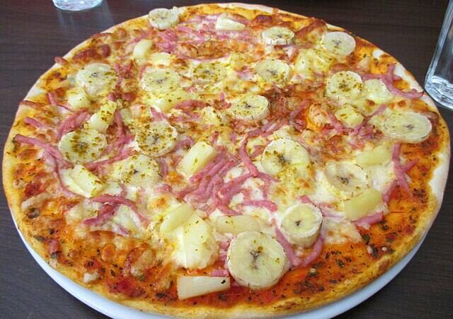Słynny restaurator zrobił pizzę z ananasem. Fani są wściekli