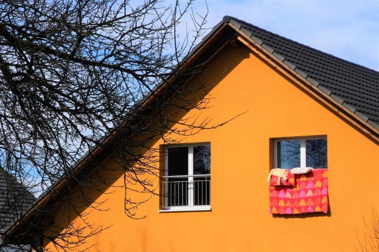 Przed podjęciem decyzji o ostatecznym kolorze elewacji domu, warto zastanowić się nad kolorem pokrycia dachowego.
