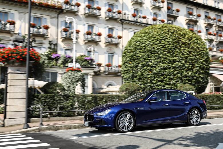 Maserati GhibliNazwanie go „podstawowym modelem” Maserati byłoby krzywdzące. Ghibli jest wygodnym na co dzień, szybkim sedanem. Nie skrywa drapieżnej