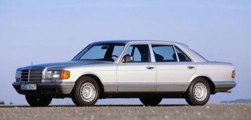 Fot. Mercedes-Benz: Mercedes-Benz W 126 (1980 - 1985) to klasa S - na zdjęciu model 380 SEL.