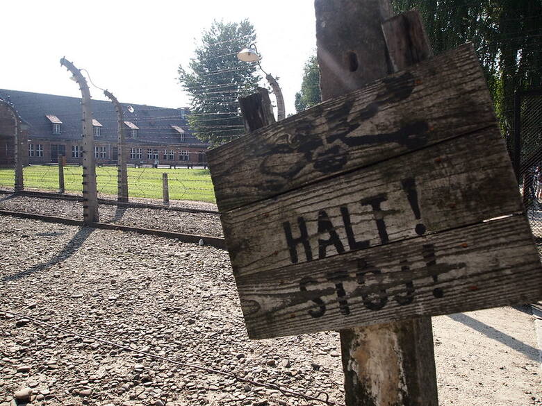 Znak zlokalizowany na terenie obozu Auschwitz-Birkenau