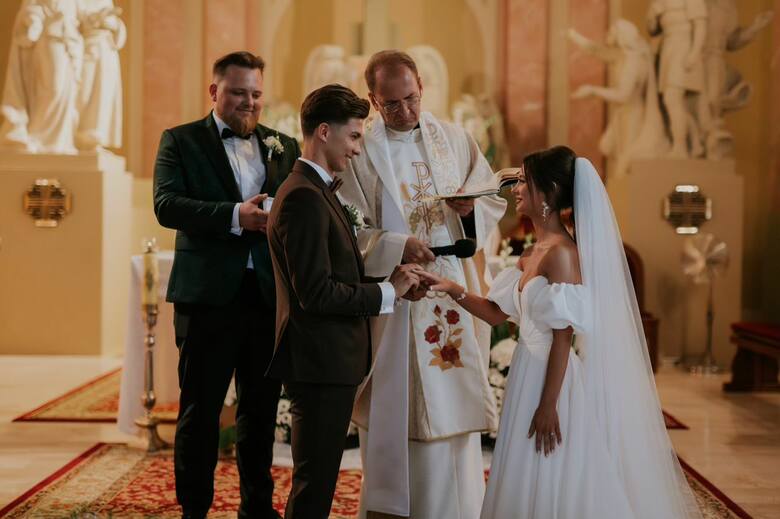 Ślub odbył się w kościele w Łopusznie. Udzielił go ksiądz Krzysztof Patrzałek. Więcej ze ślubu i wesela na kolejnych zdjęciach.