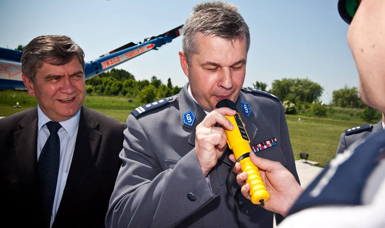 Insp. Marek Działoszyński, komendant wojewódzki policji, osobiście sprawdził działanie alkomatu AlcoBlow.<br>