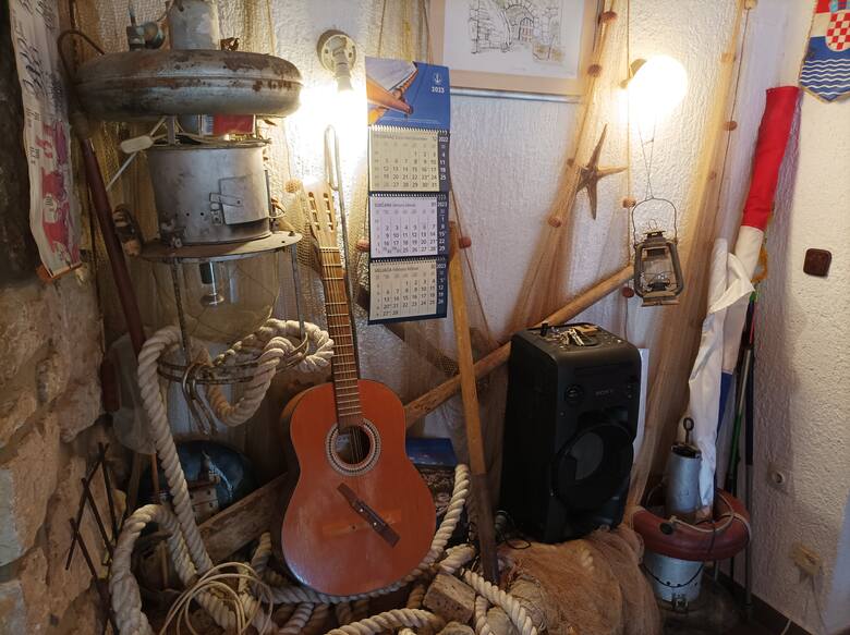 Na zdjęciu niezbędnik tradycyjnego chorwackiego rybaka: liny, sieci, lampa do połowów nocnych, gitara i potężny głośnik sony.