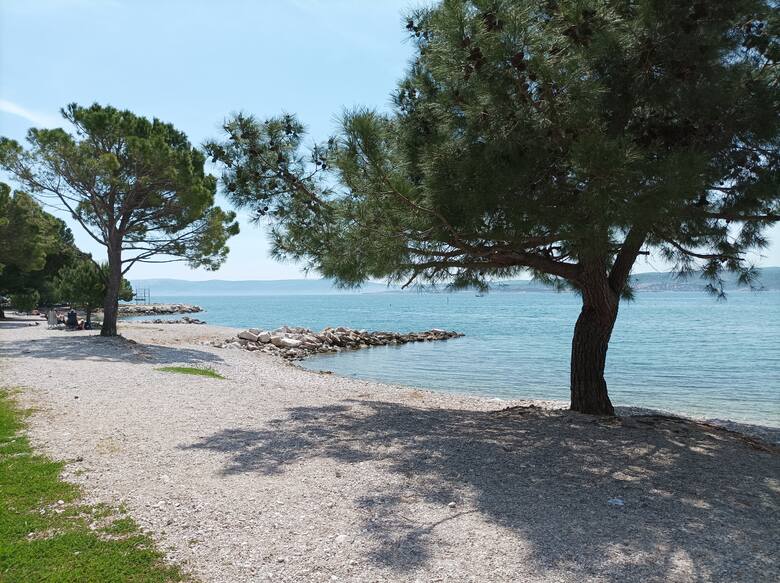 Plaże w Chorwacji są raczej kamieniste niż piaszczyste, ale w kurortach rozsypuje się na nich piach specjalnie dla plażowiczów. Kamieniste dno sprawia,