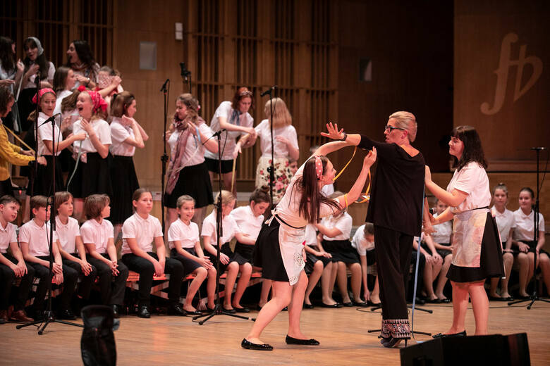 Już od 10 lat Chór Dziecięco-Młodzieżowy OiFP ubarwia przedstawienia operowe, musicale oraz bierze udział w licznych koncertach.