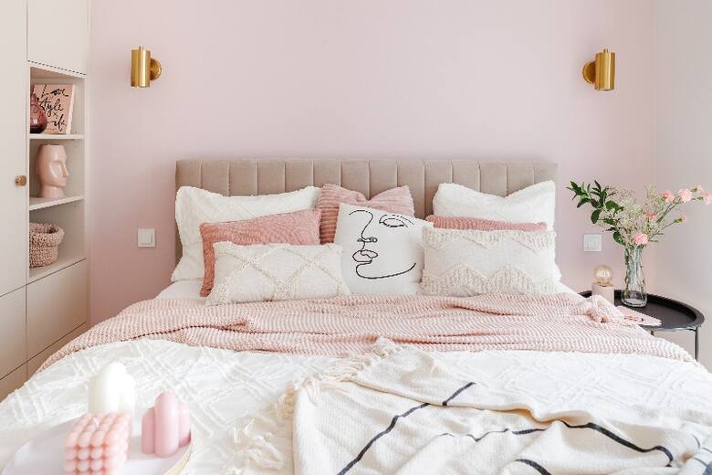 Różowa sypialnia to oaza spokoju