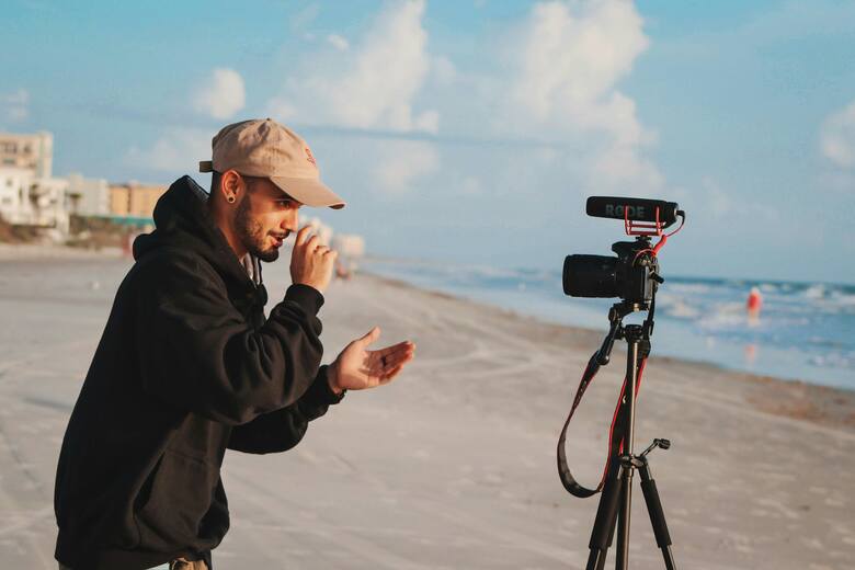 Vloger z kamera na plaży