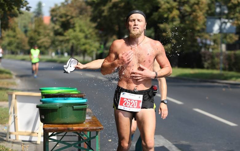 34. Wrocław Maraton. Tysiące biegaczy na ulicach (RELACJA NA ŻYWO, SYTUACJA NA ULICACH,WYNIK
