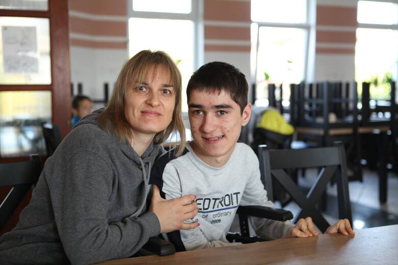 Ilona Pyż, mama trójki dzieci, na zdjeciu  z niepełnosprawnym synem Nazaritem