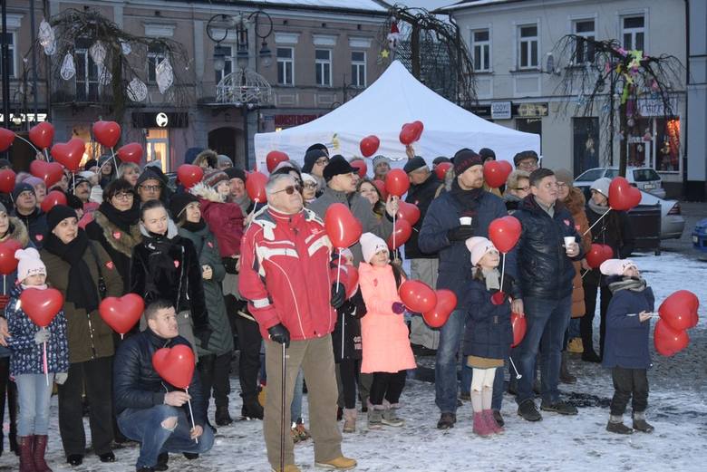 Skierniewiczanie murem za Jurkiem Owsiakiem. Tłumnie zebrali się na skierniewickim Rynku, aby wesprzeć Wielką Orkiestrę Świątecznej Pomocy i jej lidera.