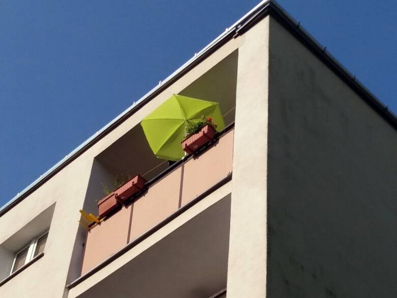 Jako osłony balkonów w blokach najlepiej sprawdzają się parasole czworokątne. Jednak są one droższe od okrągłych.