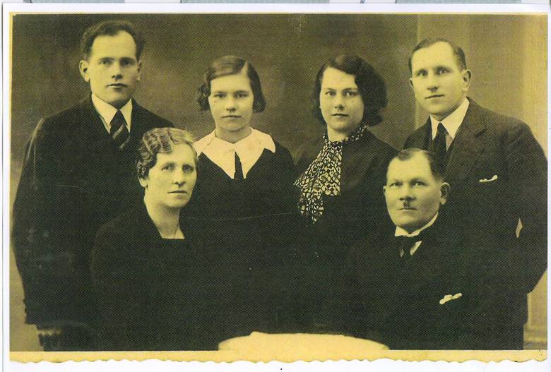 To  nastrojowe, atelierowe zdjęcie wykonano ok. 1935 roku. Przedstawia Franciszka z żoną Weroniką  i czworgiem ich dzieci - w górnym rzędzie stoją (od